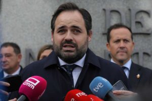 Paco Núñez, antes del inicio del acto por la patrona de Infantería.