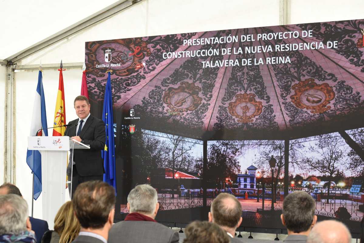 Emiliano García-Page asistió al inicio de las obras de una residencia de ancianos en Talavera.