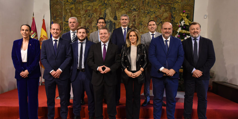 Page, junto a las alcaldesas y alcaldes de Toledo, Ciudad Real, Cuenca y Guadalajara; y los presidentes de las Diputaciones Provinciales.