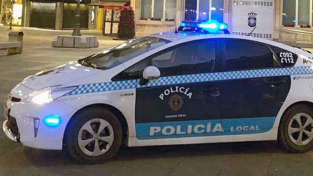 Coche Policía Local Ciudad Real, que ha detenido a un hombre por golpear a dos agentes