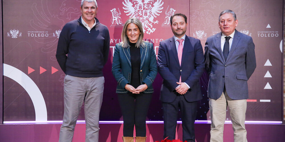 Milagros Tolón, alcaldesa de Toledo, junto a los responsables de la empresa.