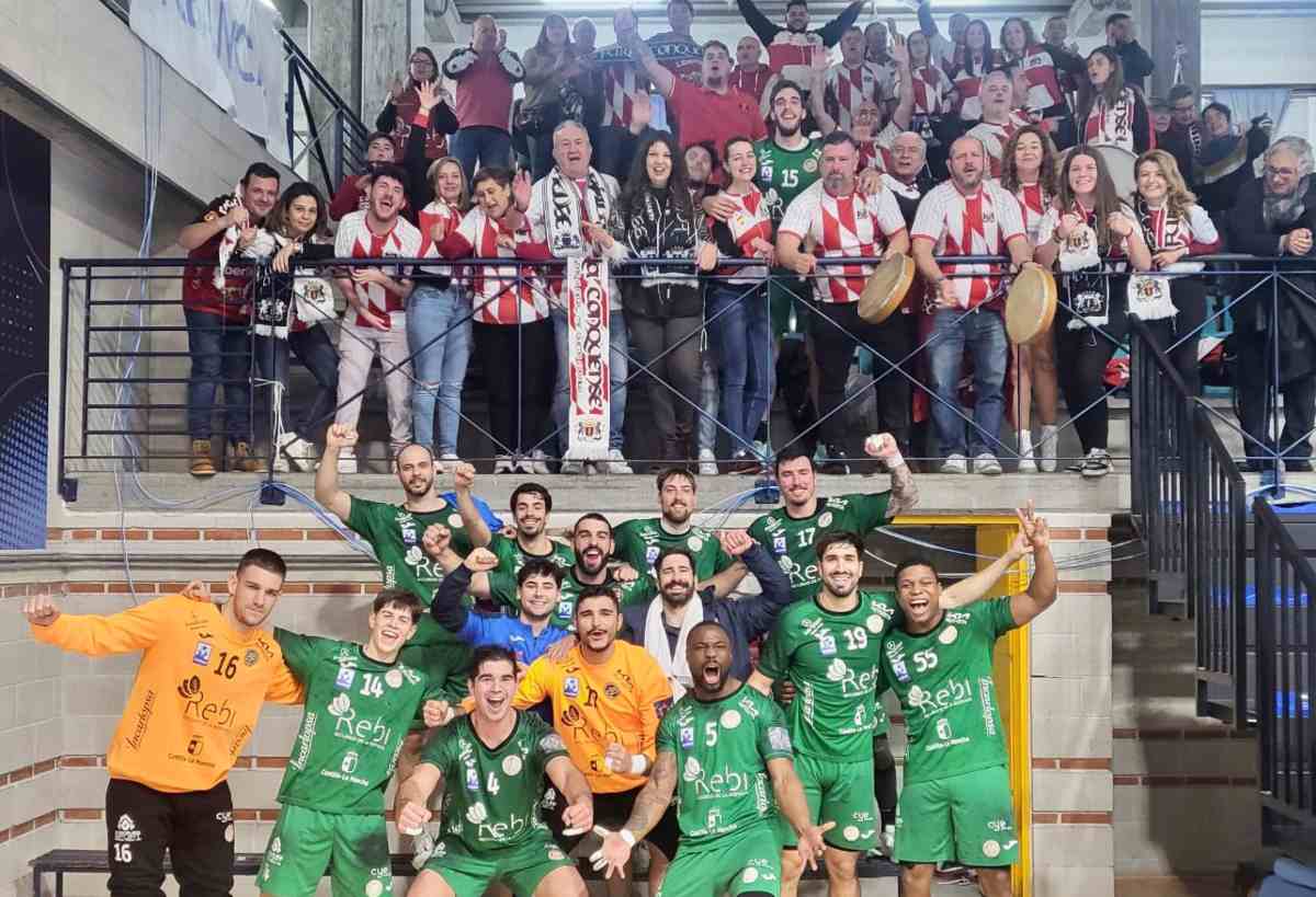 El REBI Cuenca celebra su clasificación para la Copa Asobal con la afición que fue a Galicia.