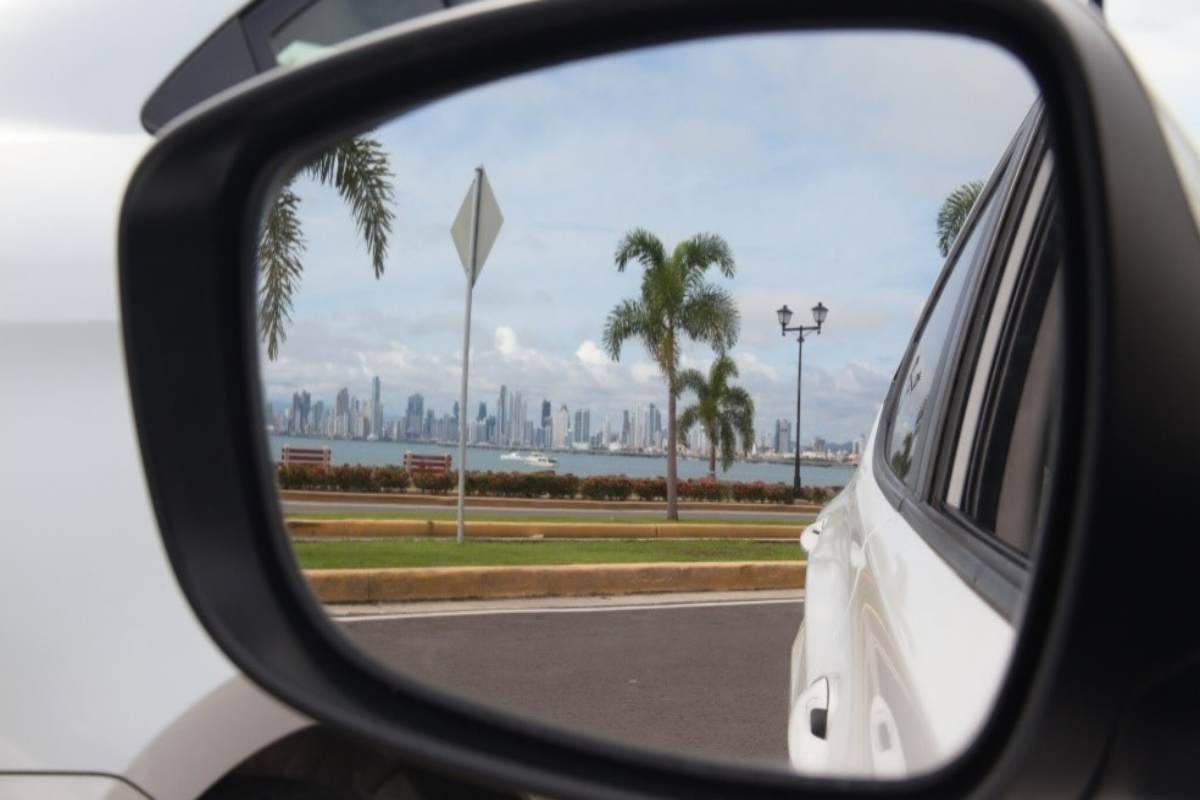 La importancia del retrovisor del coche para conducir seguro - ENCLM