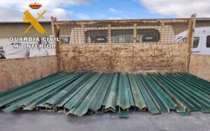 Imagen de los postes sustraídos y recuperados por la Guardia Civil de Albacete.