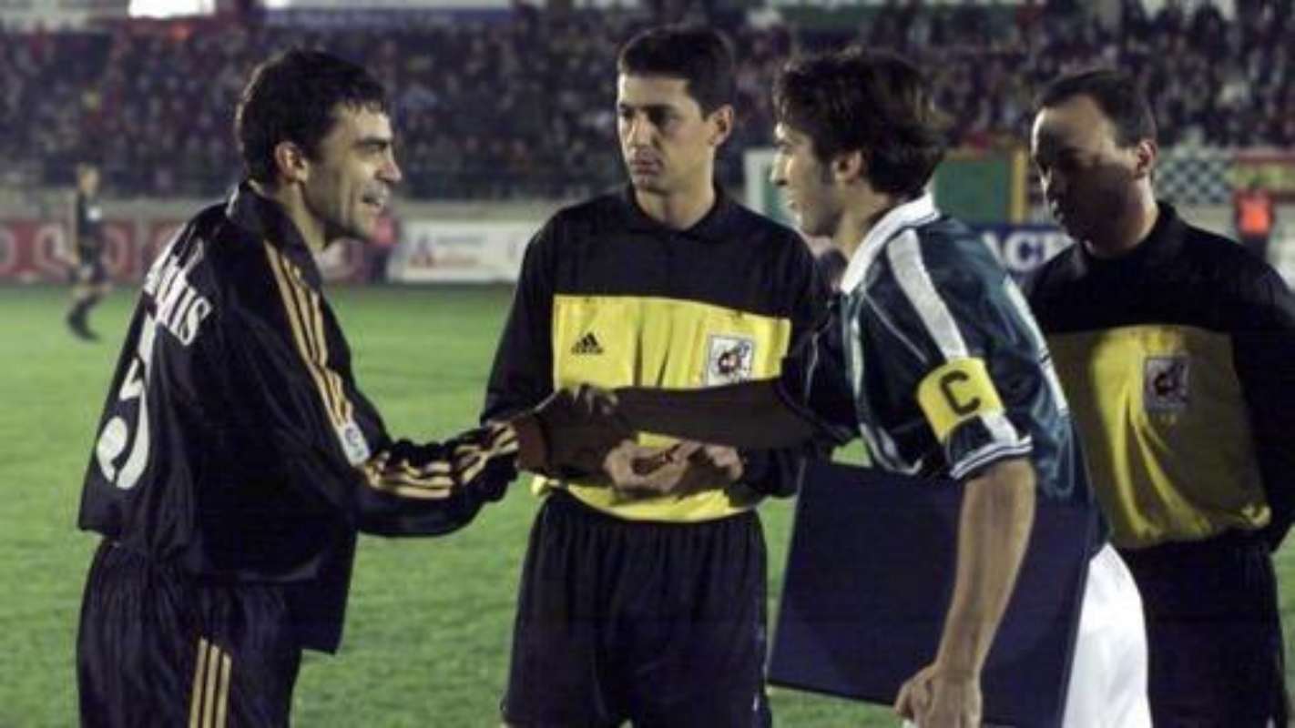 Los capitanes se saludan antes del pitido inicial. Foto: CD Toledo.