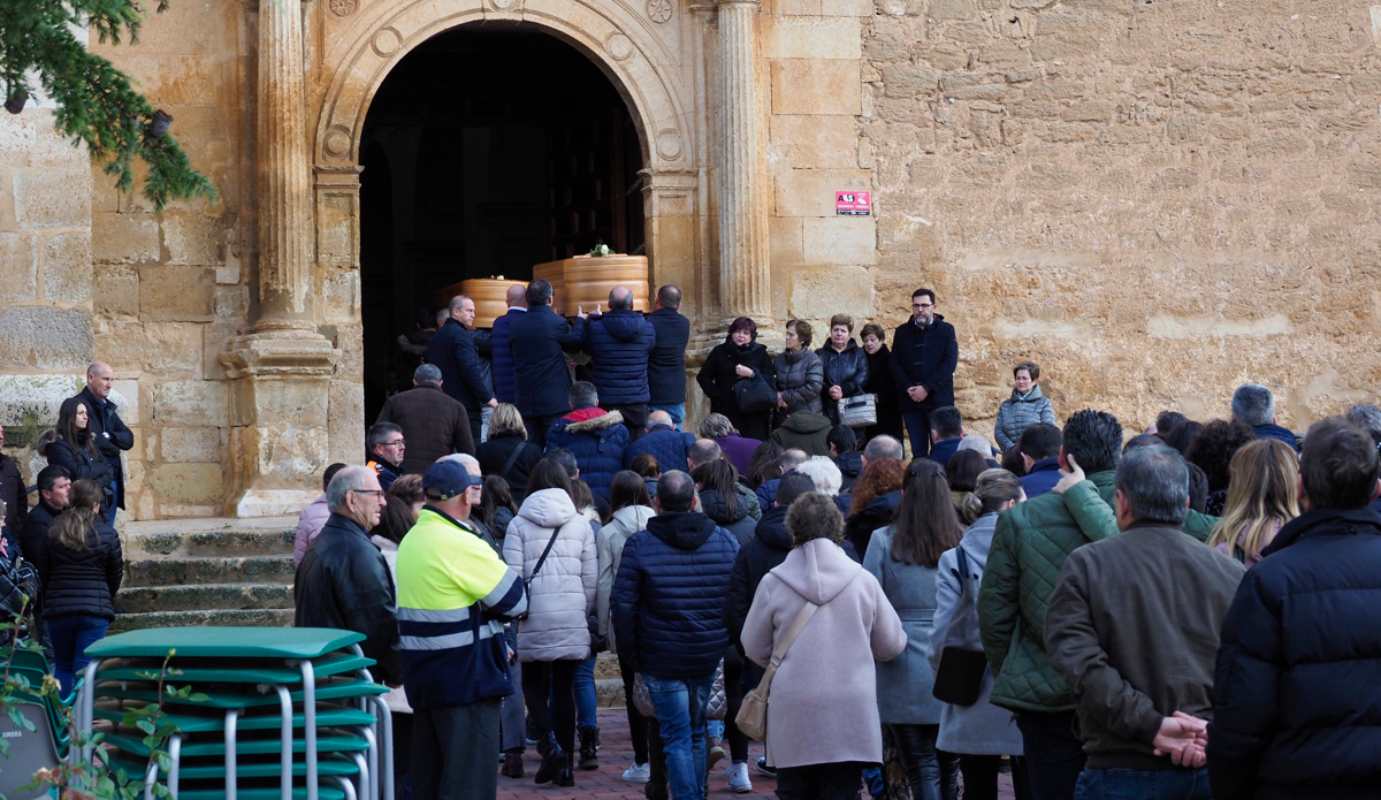 Momento en el que introducían los féretros en la parroquia. Foto: EFE/José del Olmo.