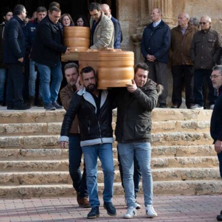 Funeral por el presunto asesinato de dos niñas por su madre en Quintanar del Rey. Foto: EFE/José del Olmo.