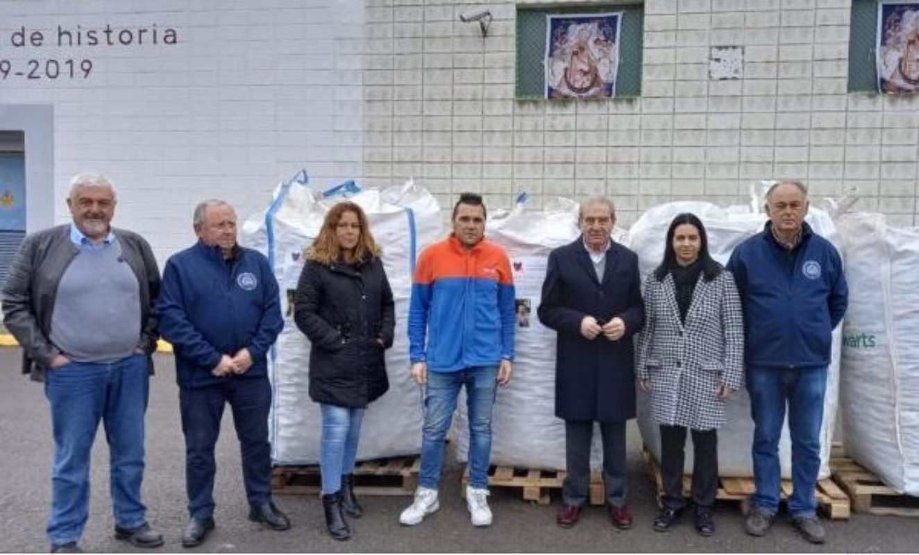 Foto de familia durante la entrega de los tapones a la Fundación Seur. Foto: Junta de la Virgen de Villena.