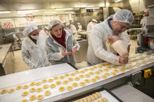 Page, con la manga pastelera en el Obrador Santo Tomé, en Toledo.
