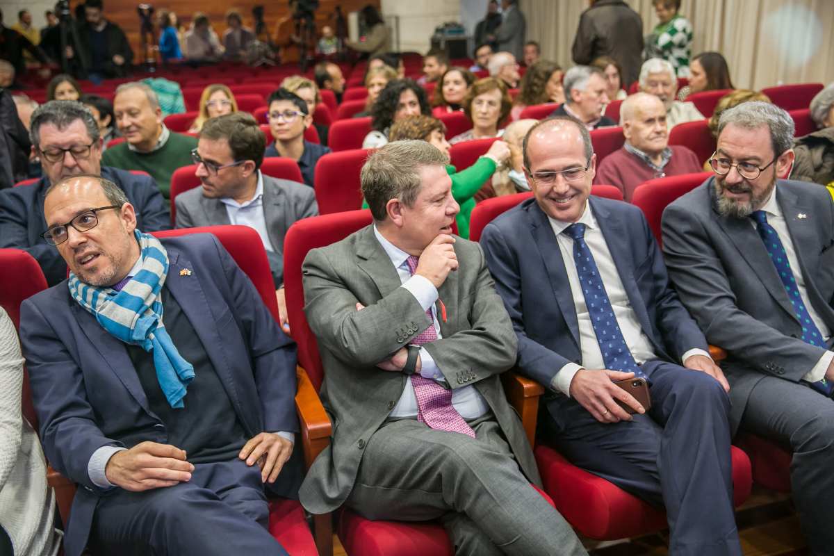 Emiliano García-Page, presidente de Castilla-La Mancha, junto a Alberto Rojo, alcalde de Guadalajara, en la presentación de la nueva Residencia de Los Olmos.