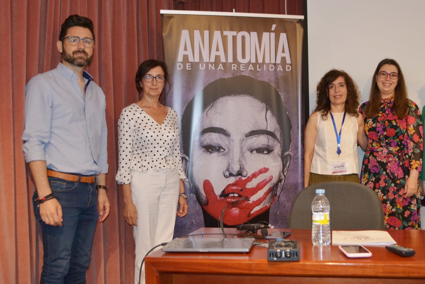 La diputada Ana Gómez (segunda por la izquierda), en una jornada anterior sobre violencia de género.