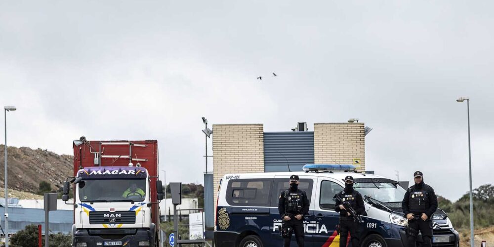 La Policía Nacional, a la entrada del vertedero de Toledo. Foto: EFE/Ángeles Visdómine.