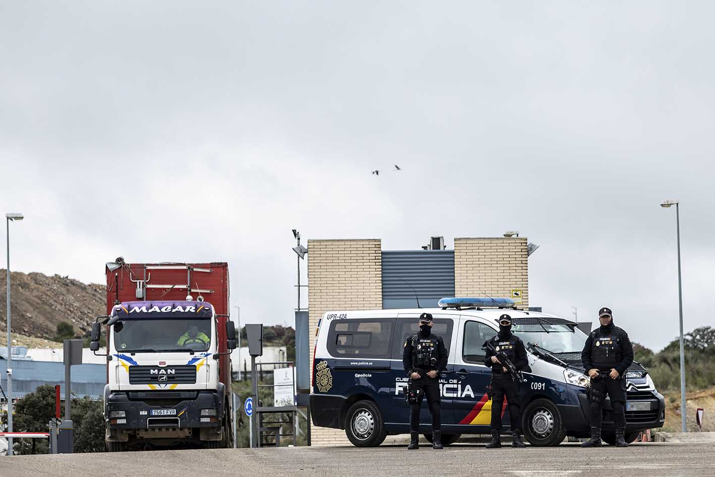 La Policía Nacional, a la entrada del vertedero de Toledo. Foto: EFE/Ángeles Visdómine.