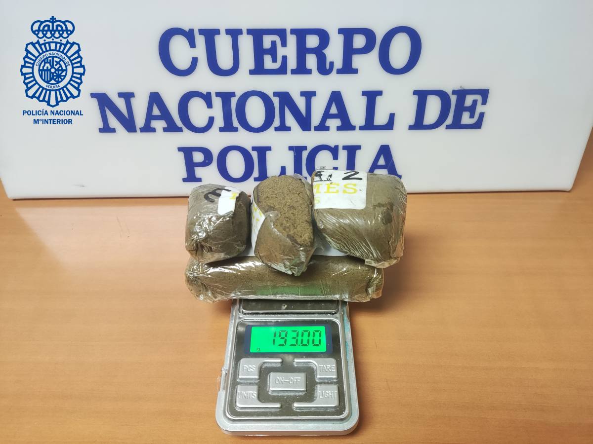 La Policía Nacional de Guadalajara recuera 193 gramos de hachís lanzados por un joven en el momento de su detención