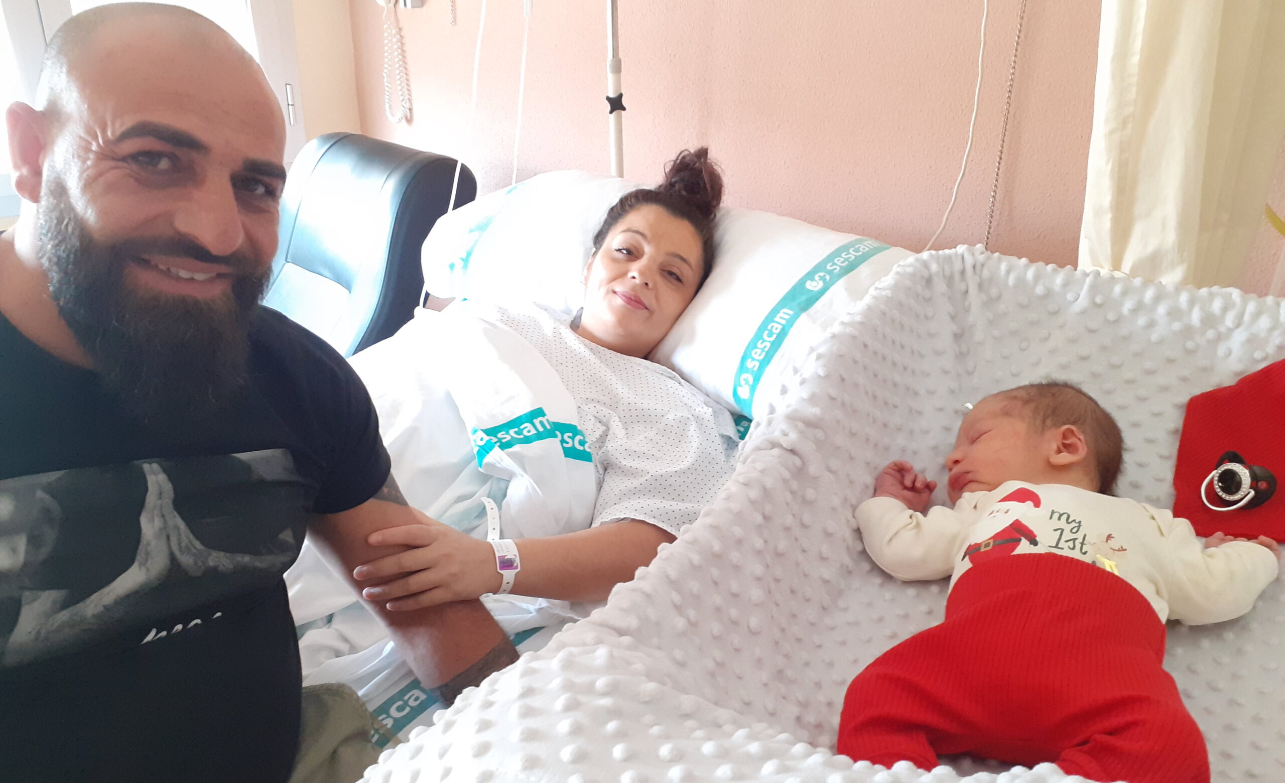 Antón, primer bebé nacido en CLM en 2023, junto a sus padres en el hospital de Manzanares (Ciudad Real).