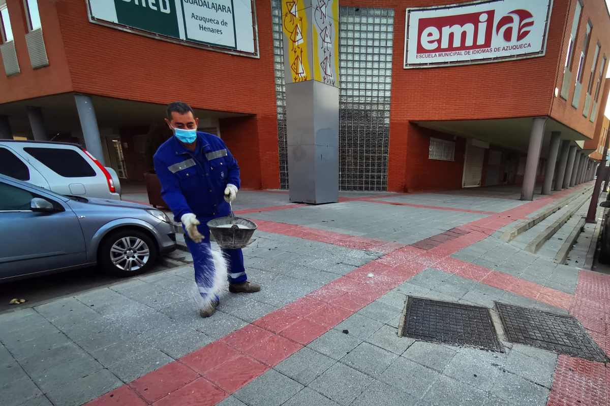 Operario esparciendo sal en Azuqueca de Henares (Guadalajara)