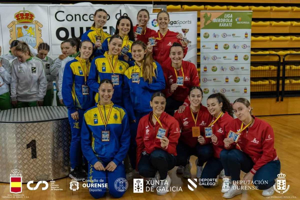 Las karatekas que van de rojo son las de CLM, medalla de bronce. Foto: RFEK.