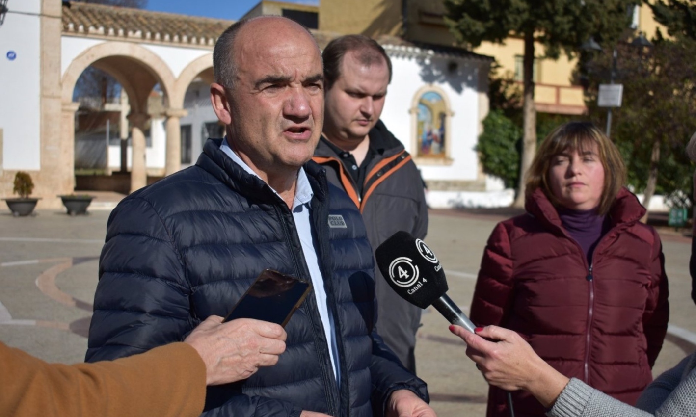 El alcalde de Villarrobledo (Albacete), Valentín Bueno, presenta la carrera solidaria a favor del pueblo ucraniano.