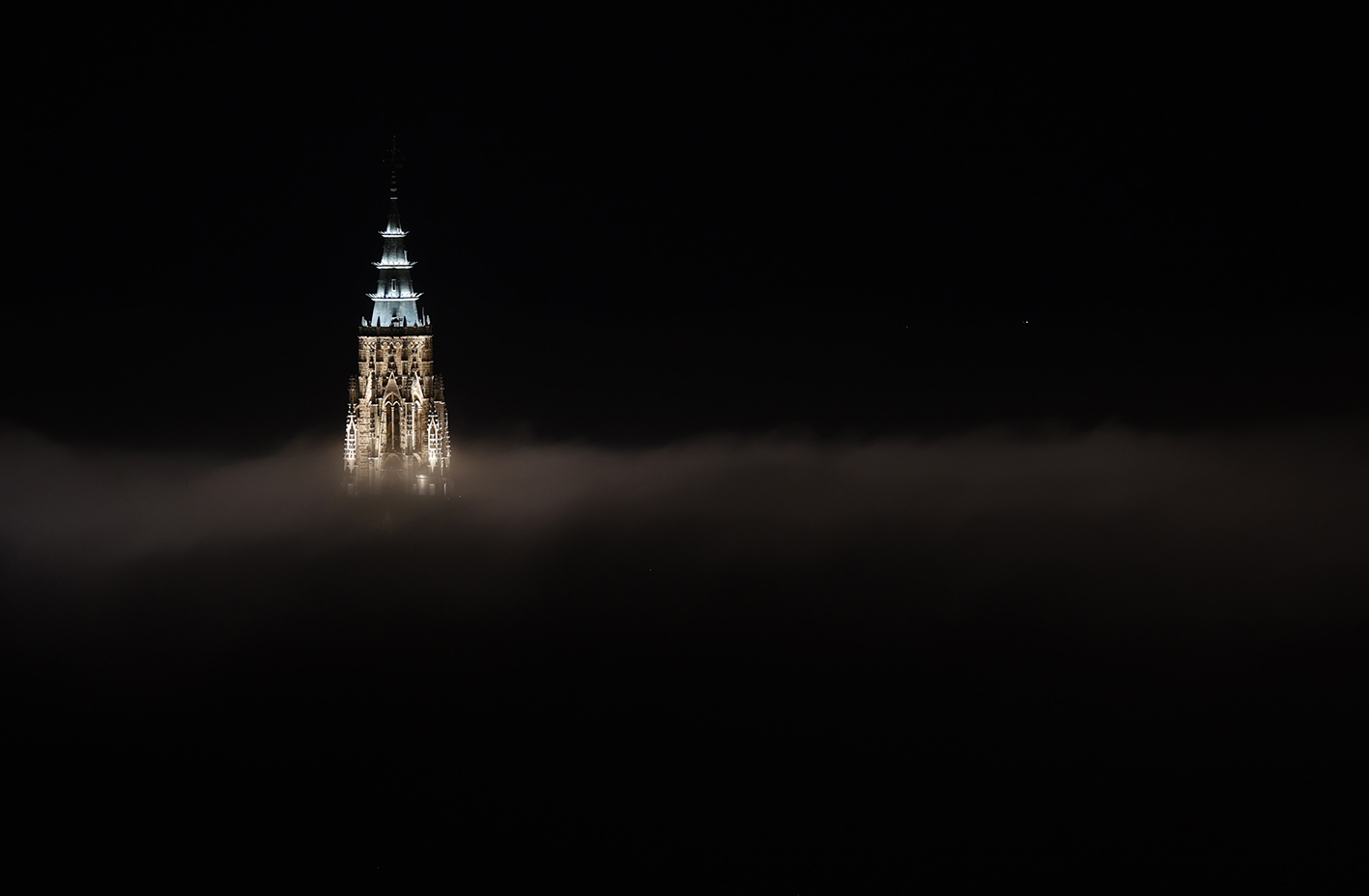¡Impresionante! La niebla se "come" la Catedral de Toledo. Foto: Javier Vivar.