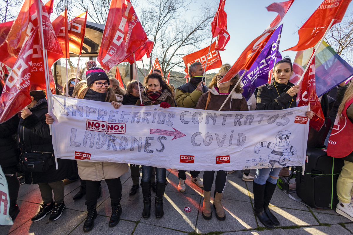 Un aspecto de la manifestación de las trabajadoras de la limpieza a las puertas de las Cortes regionales. Foto: EFE/ Ángeles Visdómine.