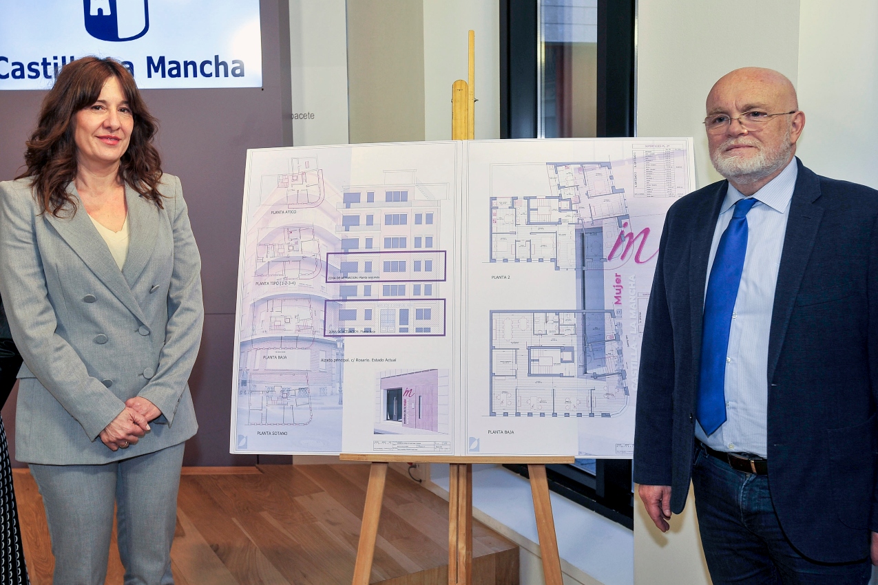 La consejera de Igualdad, Blanca Fernández y el delegado de la Junta de Castilla la Mancha en Albacete, Pedro Antonio Ruiz durante la presentación del Centro de Atención Integral a víctimas de violencia sexual en Albacete. EFE/ Manu