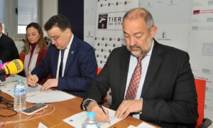 Francisco Martínez Arroyo y Julián Garde firman un convenio de colaboración en materia de viticultura. EFE/ Manu