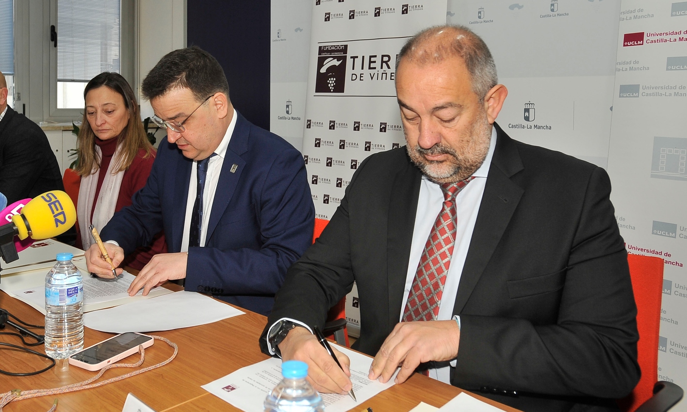 Francisco Martínez Arroyo y Julián Garde firman un convenio de colaboración en materia de viticultura. EFE/ Manu