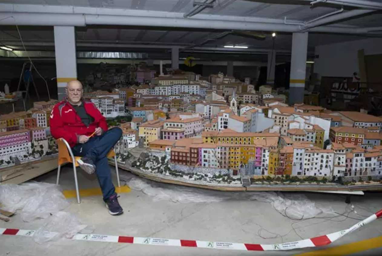 Juan Carlos Evangelio junto a su maqueta de 230 metros cuadrados sobre el casco de Cuenca.