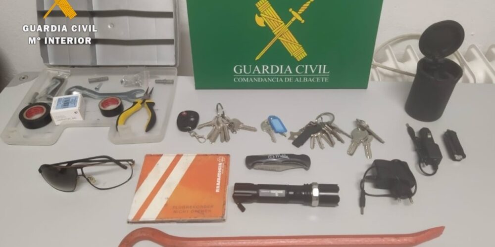 Objetos intervenidos por la Guardia Civil de Villarrobledo (Albacete) durante el registro de la vivienda de los detenidos.