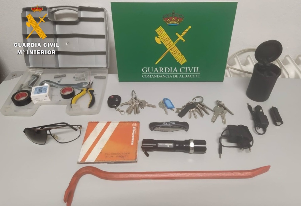 Objetos intervenidos por la Guardia Civil de Villarrobledo (Albacete) durante el registro de la vivienda de los detenidos.