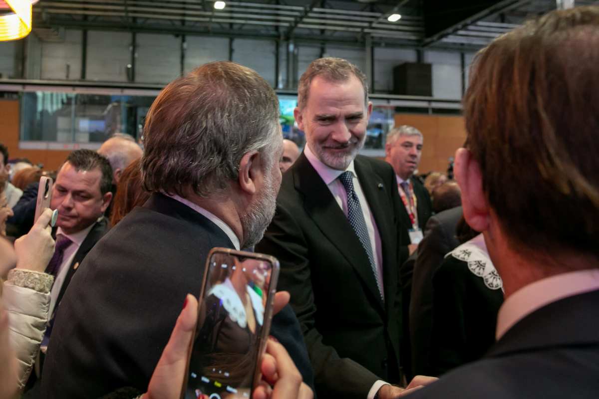 El alcalde de Cuenca, Darío Dolz, saludando al rey Felipe VI.