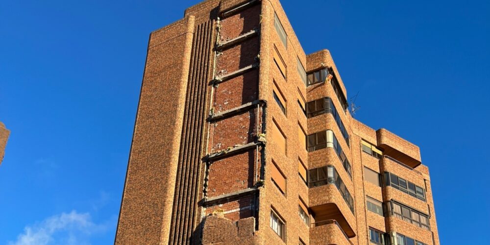 El viento derriba 15 metros de fachada de un edificio en Albacete, en la Avenida de la Estación.