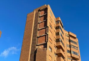 El viento derriba 15 metros de fachada de un edificio en Albacete, en la Avenida de la Estación.