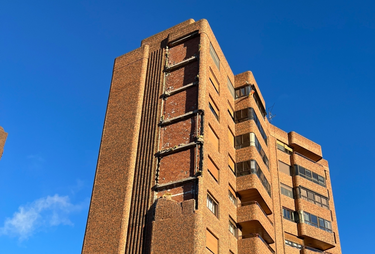 El viento derriba 15 metros de fachada de un edificio en Albacete, en la Avenida de la Estación.