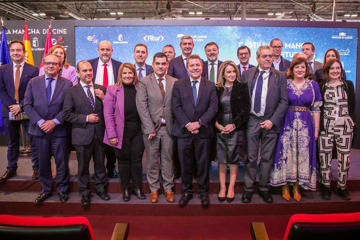 Foto de familia de la presentación del stand de Castilla-La Mancha en Fitur.