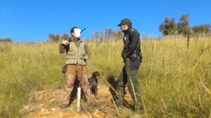 Un Agente Medioambiental aborda a un cazador armado. Foto: CCOO.