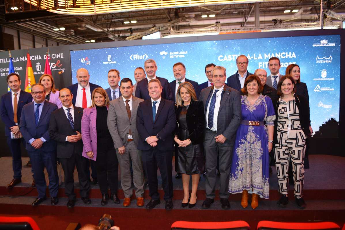 Foto de familia en la inauguración del stand de CLM.