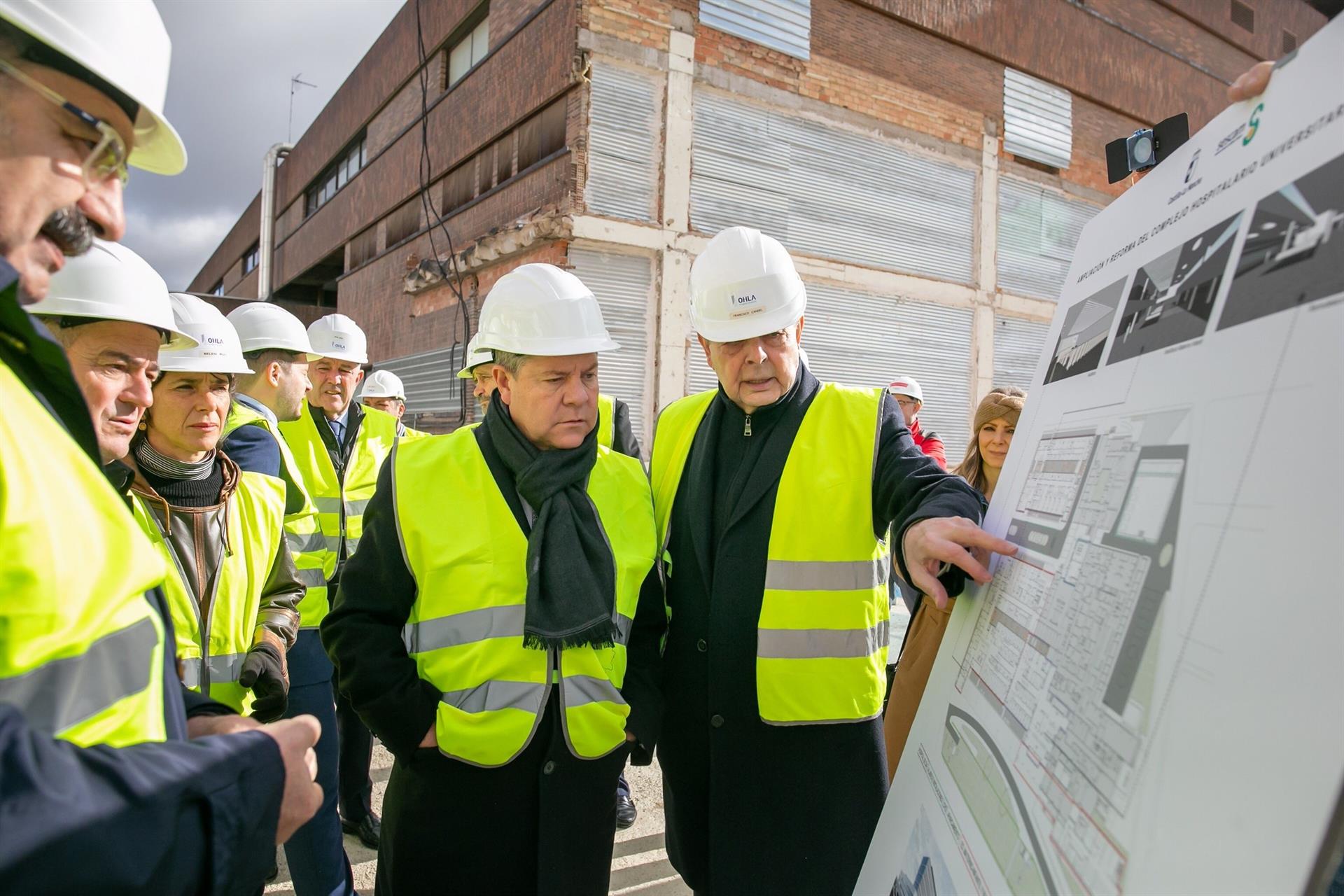 El presidente de Castilla-La Mancha, Emiliano García Page, visita las obras del Hospital General de Albacete.