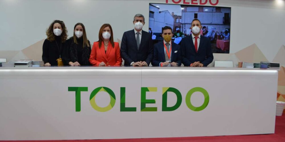 Álvaro Gutiérrez (centro), en el stand de Toledo en Fitur.