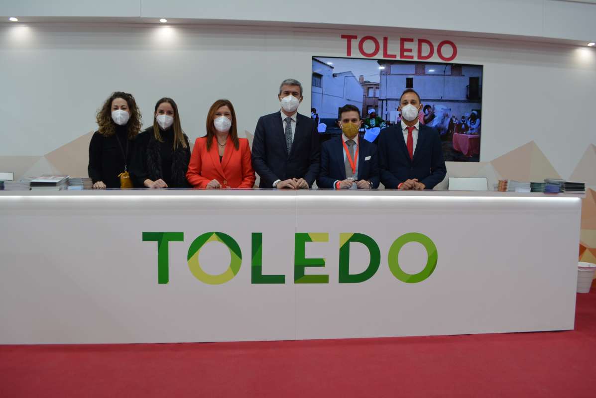 Álvaro Gutiérrez (centro), en el stand de Toledo en Fitur.