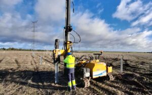 Trabajos de hincado en la planta solar Calera.