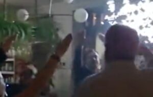 Imagen del vídeo que circula el redes sociales en el momento del canto del Cara al sol en un restaurante de Guadalajara