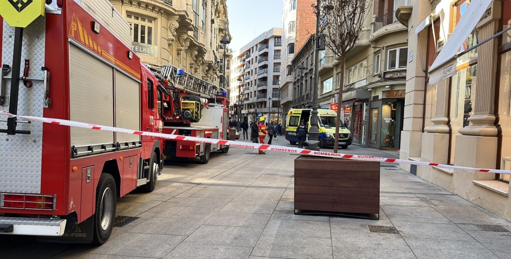 Los bomberos extinguen un incendio originado en un bloque de viviendas de la calle Concepción con Ancha, en Albacete.