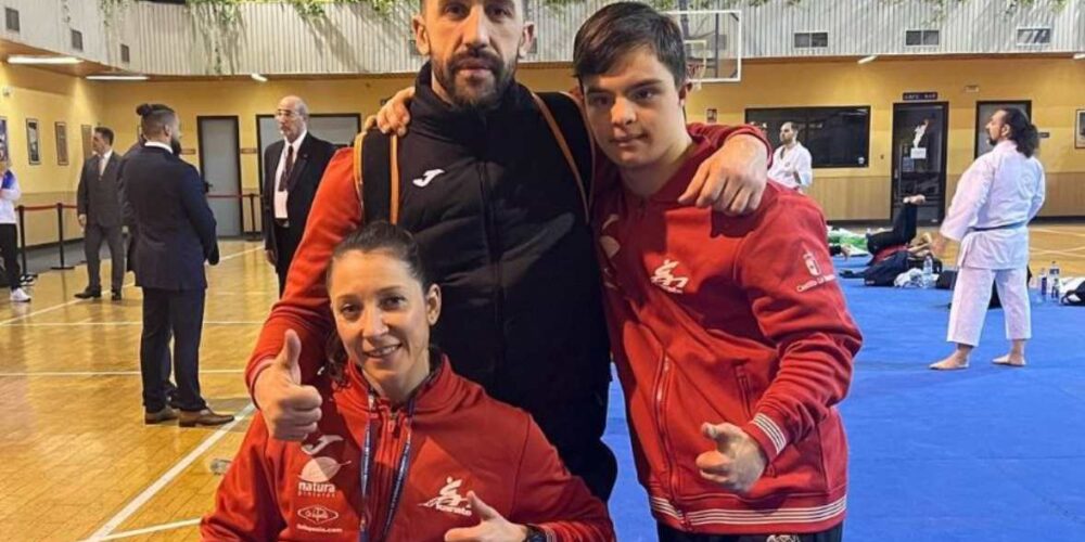 Isabel Fernández, con Iván Martín y Álvaro Jiménez, director deportivo del club Kidokan Toledo en el que se entrenan y por el que compiten. Foto: Kidokan.