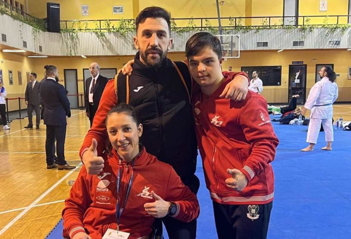 Isabel Fernández, con Iván Martín y Álvaro Jiménez, director deportivo del club Kidokan Toledo en el que se entrenan y por el que compiten. Foto: Kidokan.