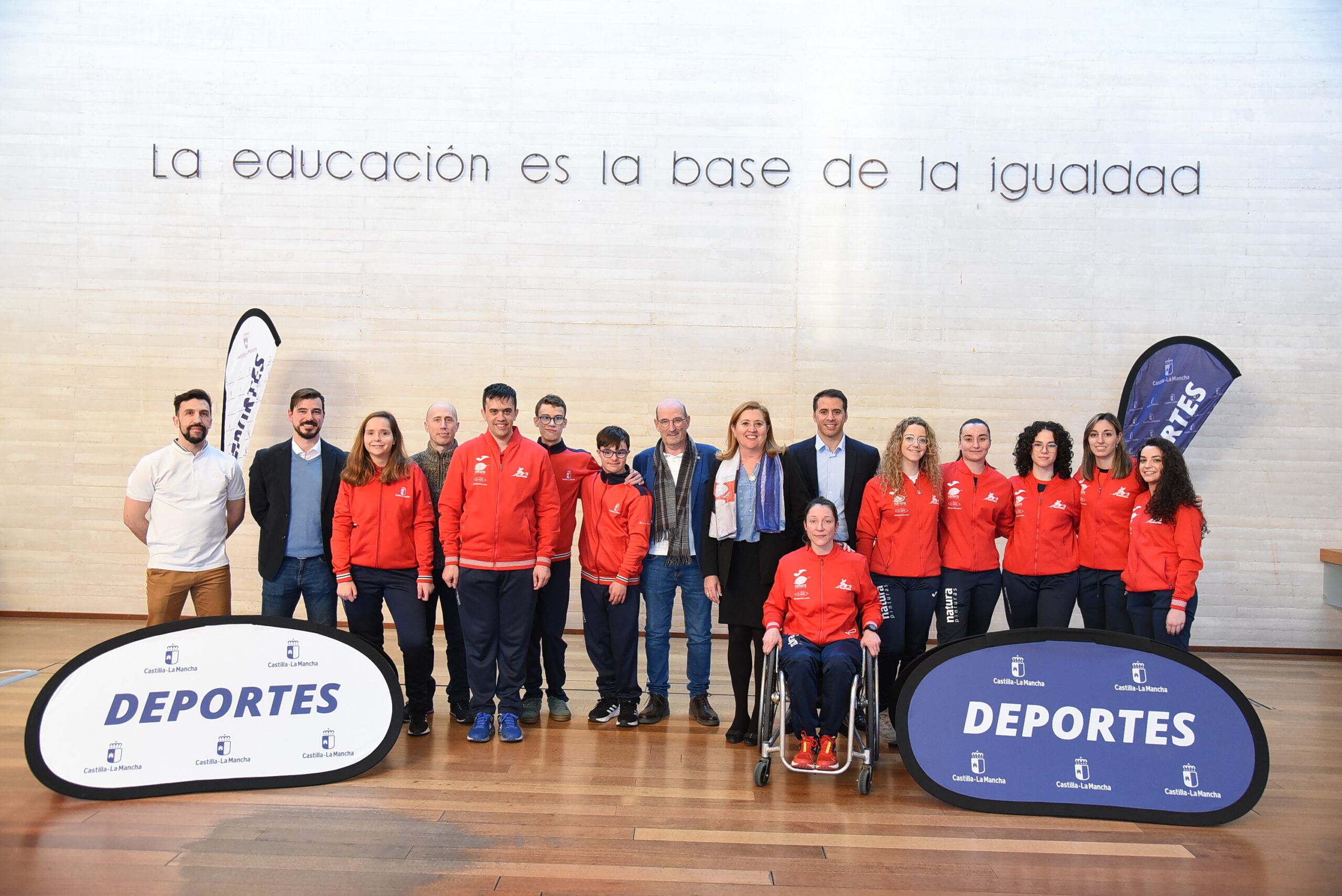 Foto de familia tras la recepción de Rosana Rodríguez a los karatekas que tomaron parte en el Nacional.