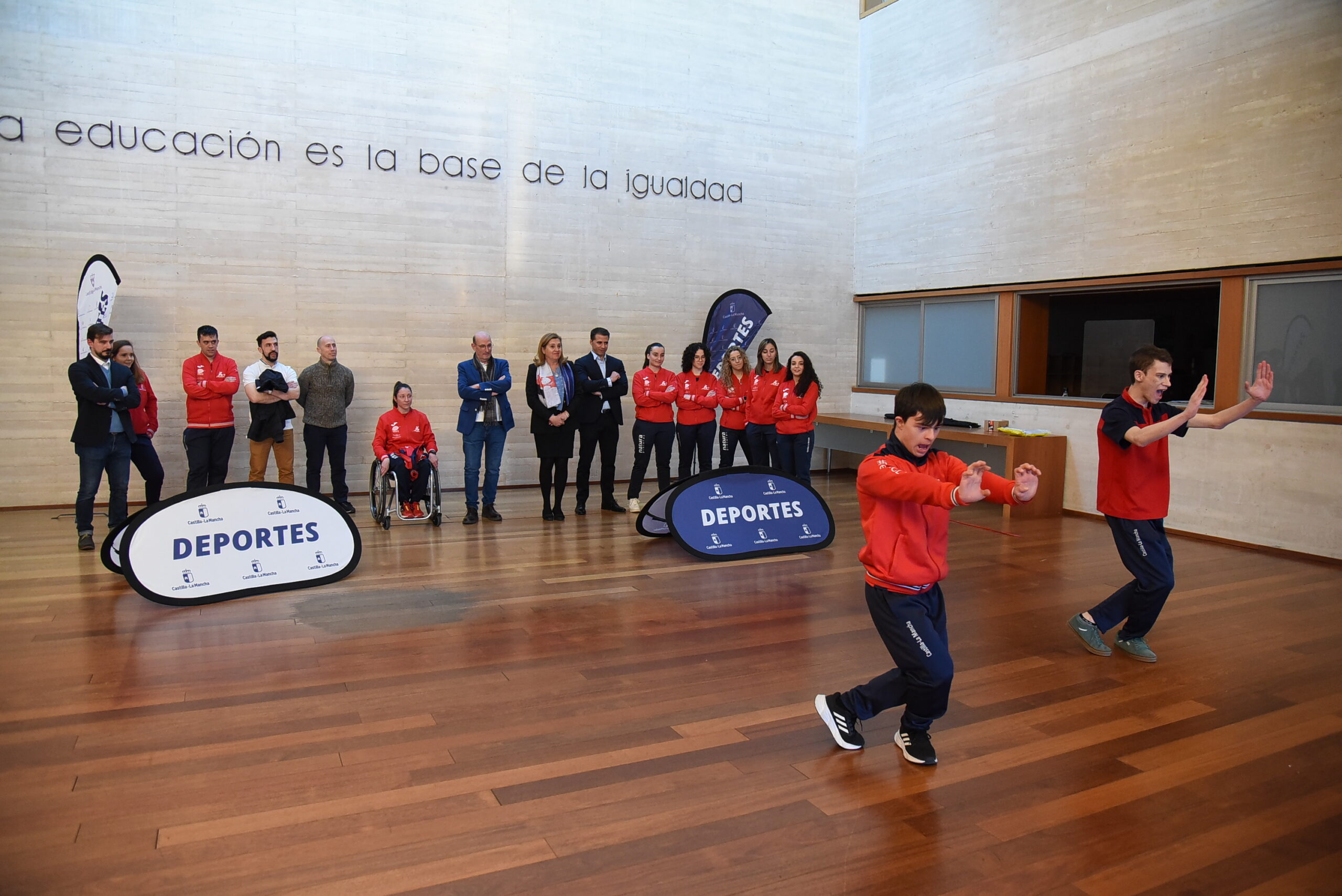 Una exhibición en la recepción de la consejera a los karatekas.