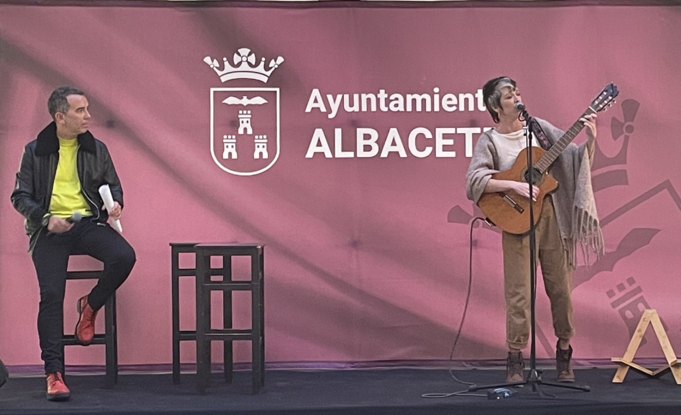 Karmento presenta en Albacete "Quiero y duelo", la canción con la que concursará en el Benidorm Fest 2023.