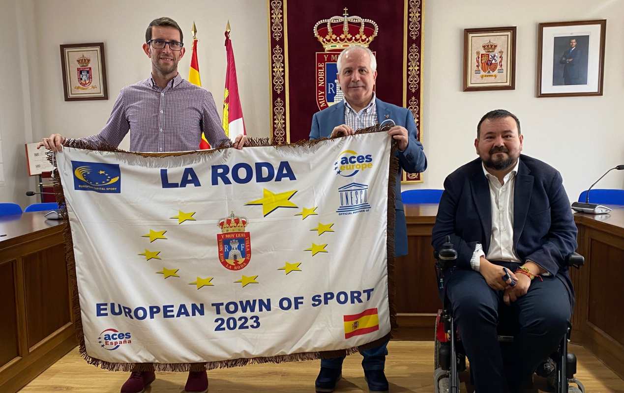 Escribano, Moreno y Amores, en la proclamación de La Roda como Villa Europea del Deporte.