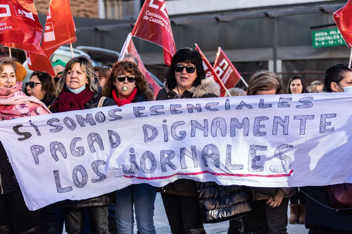 Aspecto de la concentración en Toledo de las trabajadoras de la limpieza. Foto: EFE.